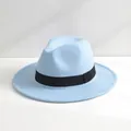 Vista dettagliata di un elegante cappello fedora in feltro azzurro con nastro nero - M（56-58cm） / Azzurro