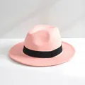 Vista dettagliata di un elegante cappello fedora in feltro di lana rosa con nastro nero - M（56-58cm） / Rosa Antico