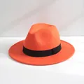 Vista dettagliata di un cappello fedora in feltro di lana arancione con nastro nero. - M（56-58cm） / Arancione