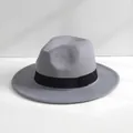 Vista dettagliata di un cappello fedora in lana grigia con classica fascia in nastro nero. - M（56-58cm） / Grigio