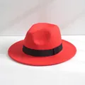 Primo piano di un classico cappello fedora in feltro rosso con un'elegante fascia nera decorativa - M（56-58cm） / Rosso anguria