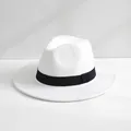 Primo piano di un fedora in feltro di lana bianco con nastro nero e tesa larga - M（56-58cm） / Bianco