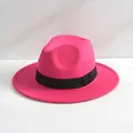 Dettaglio di un cappello fedora in feltro rosa con nastro nero classico. - M（56-58cm） / Rosso rosa