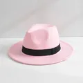 Dettaglio di un cappello fedora in feltro di lana rosa con un nastro nero classico ed elegante. - M（56-58cm） / Rosa chiaro