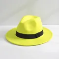 Primo piano di un cappello fedora in lana giallo neon con elegante fascia nera a contrasto - M（56-58cm） / giallo fluorescente