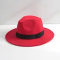 Dettaglio di un classico cappello fedora in lana rossa con elegante fascia nera - M（56-58cm） / Rosso
