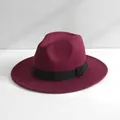 Primo piano della trama fine di un cappello fedora in feltro di lana bordeaux con nastro. - M（56-58cm） / Borgogna