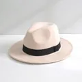 Dettaglio di un classico cappello fedora in lana beige con elegante nastro nero - M（56-58cm） / Beige