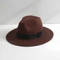 Nahaufnahme eines klassischen braunen Wollfilz-Fedoras mit schwarzem Band - M (56-58cm) / Kaffeebraun