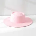 Detaillierte Nahaufnahme eines stilvollen rosa Wollfilzhutes mit einer breiten Krempe - M (56-58 cm) Verstellbar / Hellrosa