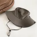 Détail d'un chapeau bob de protection solaire avec une sangle coupe-vent réglable - Circonférence Adulte / Gris
