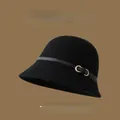 Chapeau cloche élégant en laine noire avec ruban en cuir et boucle dorée vintage - Taille Unique (Réglable) / Noir