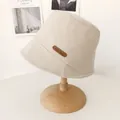Beige vissershoed in Japanse stijl met Hand Made lederen patch op een houten houder - Verstelbaar / Beige