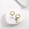 Detail view of asymmetrical gold hoop earrings with daisy and colorful bead charms. - 立体 Daisy and Blue Bead Style (21855_9)
