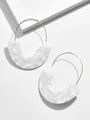 Eleganti orecchini a semicerchio in acrilico bianco con sottili ganci a filo dorato - Gancio per orecchino geometrico a semicerchio (10385_5)