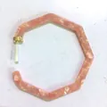 Orecchino a cerchio esagonale in acrilico marmorizzato rosa con chiusura dorata - Stile Geometrico Esagonale (10388_6)