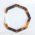 Orecchino a cerchio ottagonale in acrilico tartarugato con dettaglio in metallo dorato. - Stile Geometrico Ottagonale (10388_7)