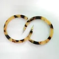 Eleganti orecchini a cerchio in acrilico tartarugato con perni in lega dorata da donna - Stile a cerchio semicircolare (10426_9)