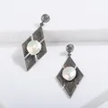 Eleganti orecchini a rombo in metallo canna di fucile con perla barocca bianca centrale - Stile patchwork geometrico a rombo (10450)
