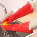 Close-up van waterdichte lange schoonmaakhandschoenen met warme voering in de gootsteen - Eendelig Fleece Open Manchet (40cm) / Rood