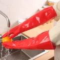 Detail van extra lange rode waterdichte latex handschoenen die een sinaasappel wassen - Eendelig Fleece Open Manchet (45cm) / Rood