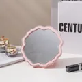 Niedlicher rosa Schminkspiegel mit Wellenrand für den Schreibtisch und HD-Schönheitspflege - Runder Welliger Stil (Rosa)