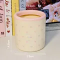 Pastellgelber Aufbewahrungseimer mit rosa Herzmuster und 13,5 cm Maßangaben für Heime - Desktop Aufbewahrungseimer - Rosa