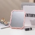 Eleganter rosa Make-up-Spiegel mit Wellenrahmen und hochauflösendem Glas für den Tisch - Quadratischer Welliger Stil (Rosa)
