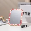 Eleganter Make-up-Tischspiegel im Vintage-Stil mit rotem Wellenrahmen für Wohnheim oder Haus - Quadratischer Welliger Stil (Weiß)