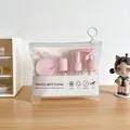 Tragbares rosa Reise-Abfüllset mit Sprüh- und Pumpflaschen in transparenter Tasche - 7-teiliges Set / Hellrosa