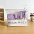 Tragbares lila Reise-Abfüllset mit Sprüh- und Pumpflaschen in einem Klarsichtbeutel - 7-teiliges Set / Lila