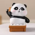 Niedliche Harzfigur im Panda-Stil, die an einem Schreibtisch mit einem Schreibpinsel sitzt - Calligraphy Style / Kalligraphie