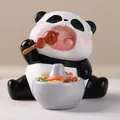 Detailliertes SKU-Bild einer süßen Panda-Harzfigur beim Essen von Spießen mit Hotpot - Eintopf Essen