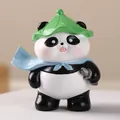 Süße Panda-Figur aus Harz mit Blatthut und blauem Umhang für Schreibtisch-Deko - Wandernder Ritter