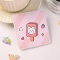 Süßer rosa gestreifter quadratischer Taschenspiegel mit Bären-Eis-Illustration für Mädchen - 8.5x7.9cm / Rosa Quadratisch