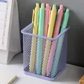 Lila Metall-Stifthalter für den Schreibtisch mit bunten Pastell-Stiften darin - Quadratisch / Lila