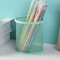 Mintgrüner runder Stifthalter aus Metallgeflecht mit bunten Gelschreiber auf Schreibtisch - Rund / Hellgrün