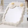 Schattige roomwitte cartoon schaap make-upspiegel voor op bureau met golvend frame. - crème