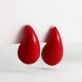 Boucles d'oreilles puces gouttes en émail rouge vif avec un fini brillant élégant. - Rouge Vif