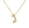 Vista macro di un ciondolo a lettera J bombato in oro su una collana a catena in acciaio. - Oro Lettera J