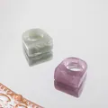 Nahaufnahme von Acrylringen mit eleganter Marmortextur und quadratischem Design - Grün Lila Marmor Quadrat (R176_9) / Zweiteiliges Set