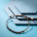 Bracciale in pelle marrone intrecciata a mano con design minimalista e dettagli dorati - Stile Minimalista Marrone