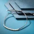 Bracciale in cordino grigio intrecciato a mano con delicate perle barocche bianche - Perla Artificiale Grigia