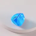 Stilvoller, durchscheinender blauer klobiger Acrylring für einen trendigen Y2K-Look - Blaues Geometrisches Polyeder (R179_1)