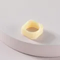 Eleganter cremeweißer quadratischer Acryl-Ring mit feiner Marmortextur für Damen - Creme Beige Marmor Quadrat (R179_8)