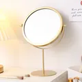 Elegante espejo de maquillaje de mesa circular dorado giratorio en un dormitorio estilo nórdico - Estilo Alto de Base Redonda / Dorado