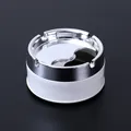 Cenicero moderno de acero inoxidable con tapa giratoria y base blanca para coche y casa - Con tapa / Blanco