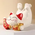 Verspielte weiße Maneki-neko Glückskatze Figur mit Goldbarren und Banner der Fülle - Glückskatze (HK001B) / Rot/Weiß