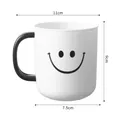 Tazza minimalista bianca con faccina sorridente, manico nero e misure indicate - Stile con Motivo Sorriso