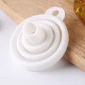 Embudo de cocina plegable de silicona blanca en un estado compacto que ahorra espacio - Blanco